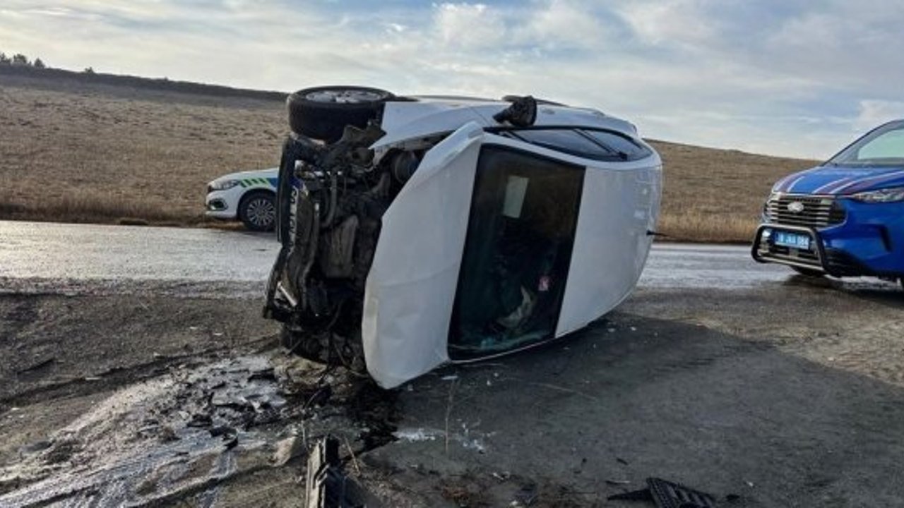 Kontrolden çıkan otomobil yan yattı: 2 yaralı