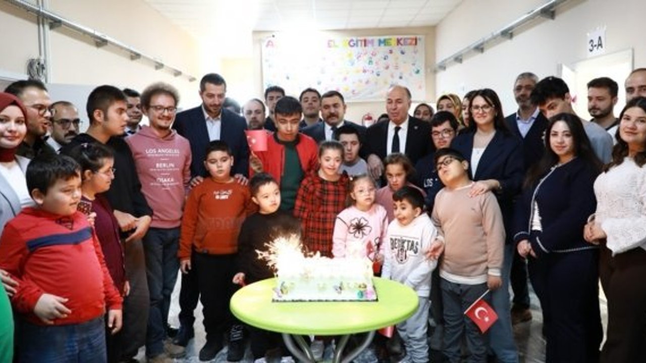 MHP’den Alaca Özel Eğitim Uygulama Okuluna ziyaret