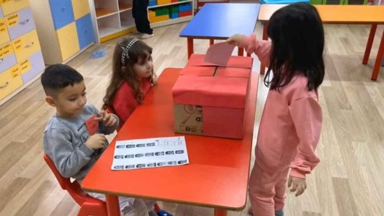 Seçmenler iş başında: Sandıktan “Patlamış Mısır” çıktı