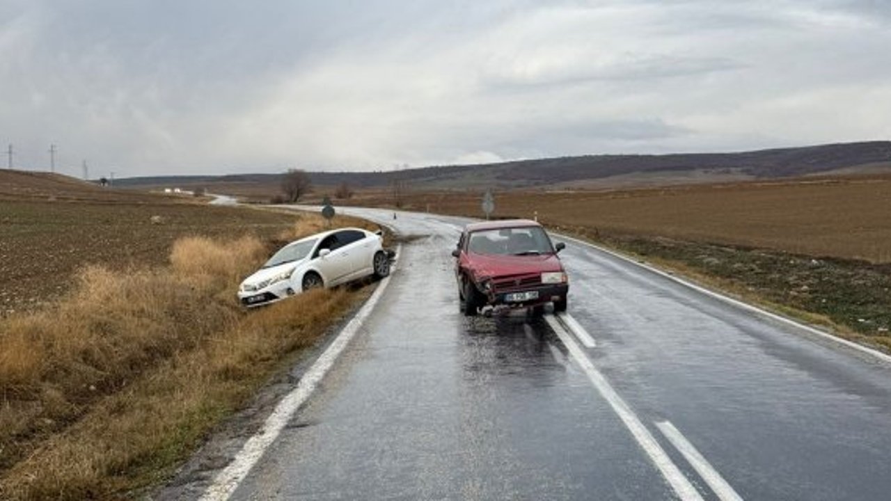 Yardım için duran sürücünün aracına başka bir araç çarptı