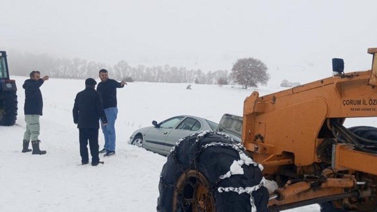 Alaca'da kar nedeni ile araçlar yollarda mahsur kaldı