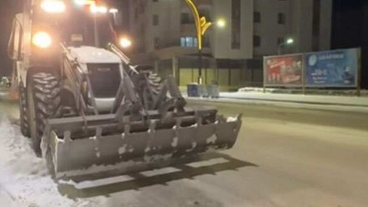 Alaca’da karla mücadele çalışmaları sürüyor