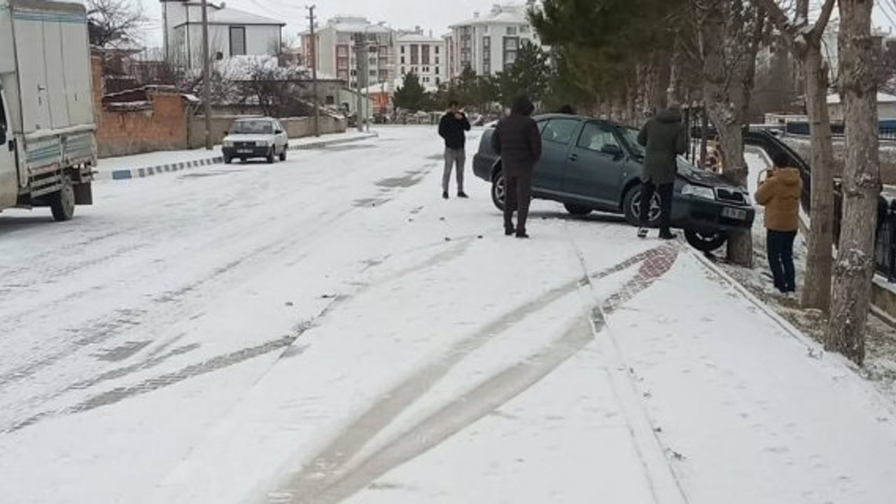 Kar sonrası kaza: Otomobil dereye uçmaktan kurtuldu