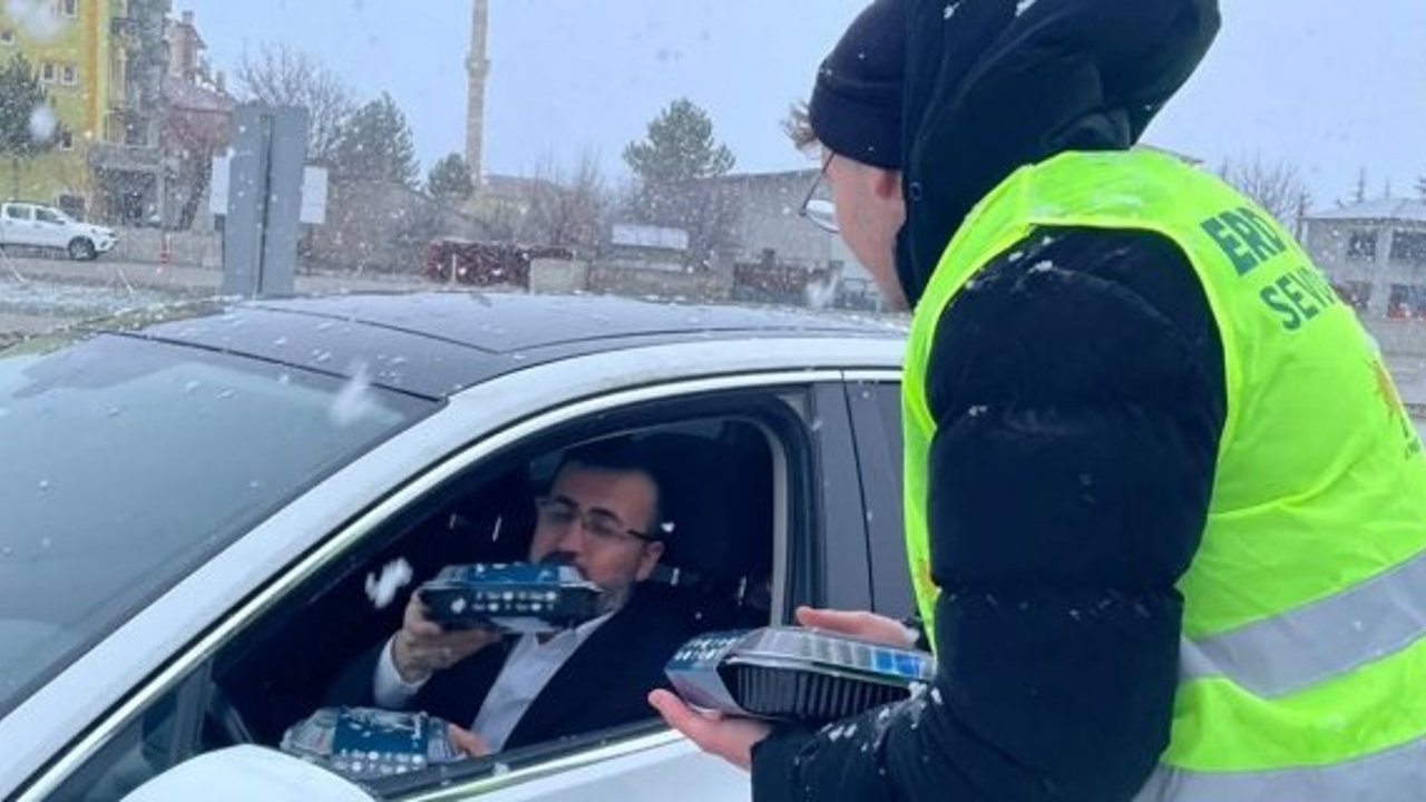 AK Gençlik’ten ‘iftara beş kala’ ikramı