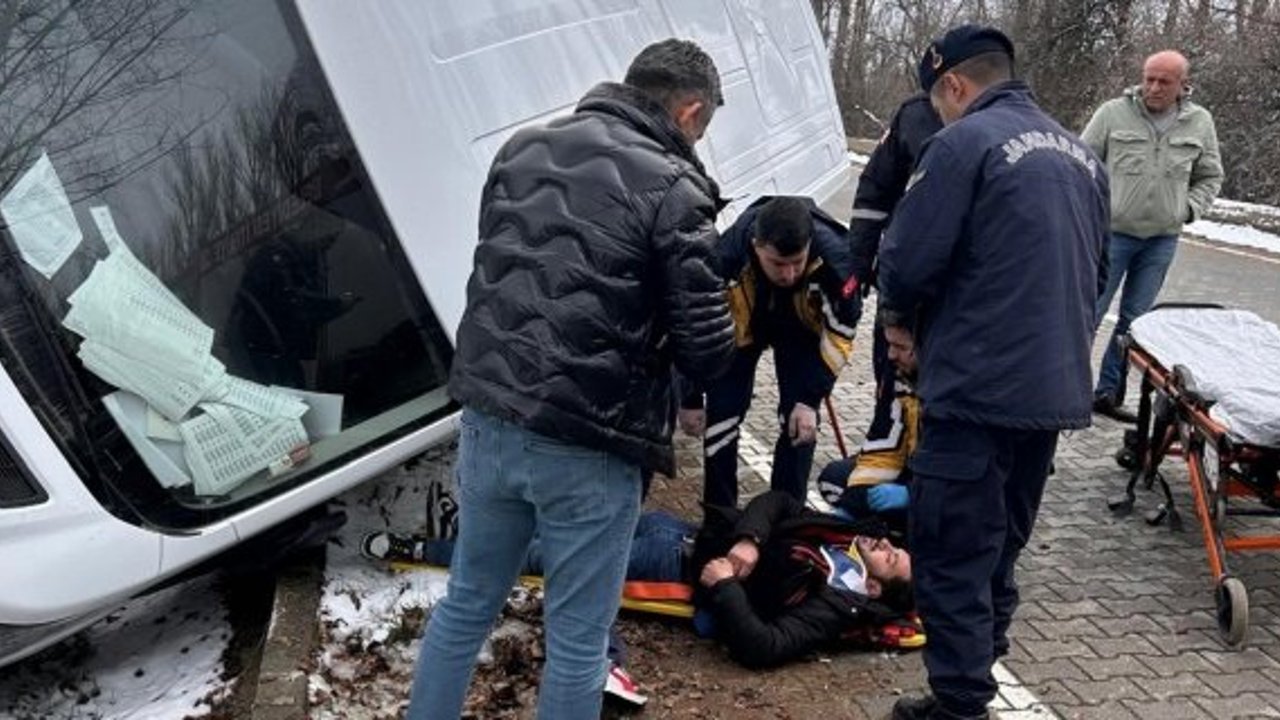 Alaca'da panelvan araç yan yattı: 1 yaralı