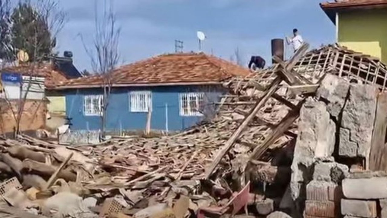 Deprem nedeniyle Alaca’da bir ev yıkıldı