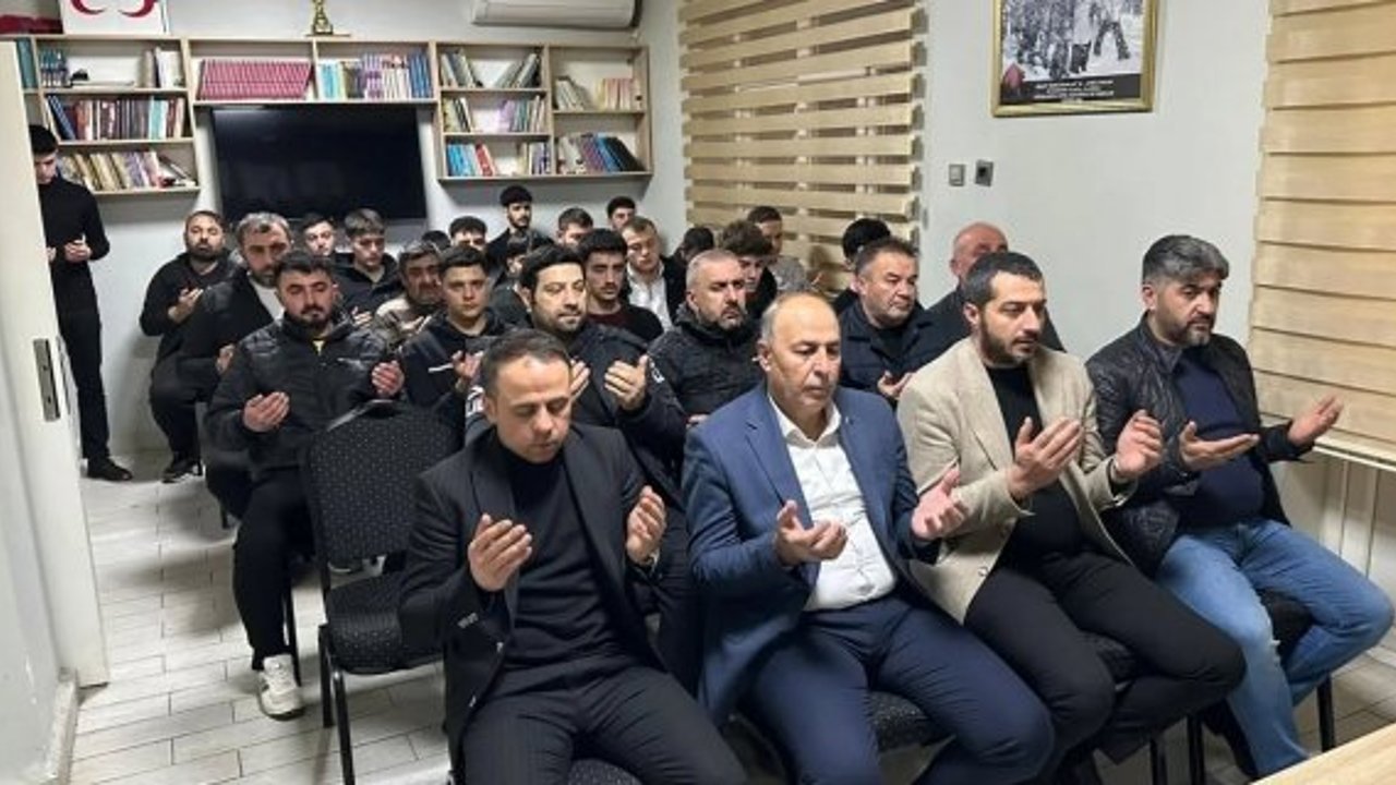 Ülkücü gençler, deprem şehitlerini dualarla andı