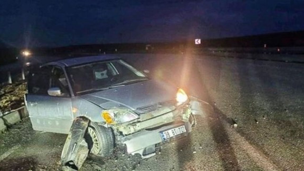 Alaca'da araç bariyerlere çarptı: 4 kişi yaralandı