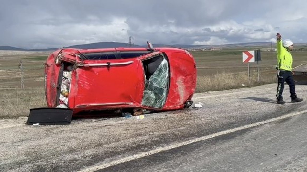 Alaca'da takla atan otomobildeki 3 kişi yaralandı