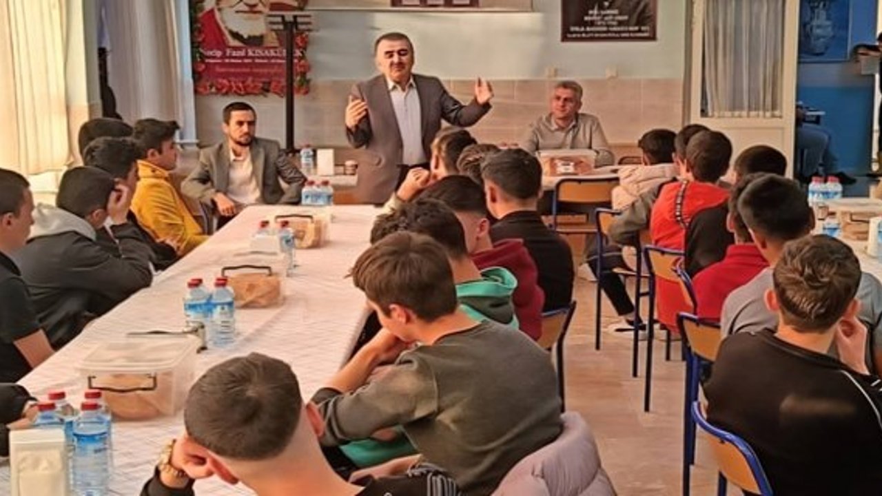 Alaca’da imam hatip pansiyonunda öğrencilerle iftar buluşması