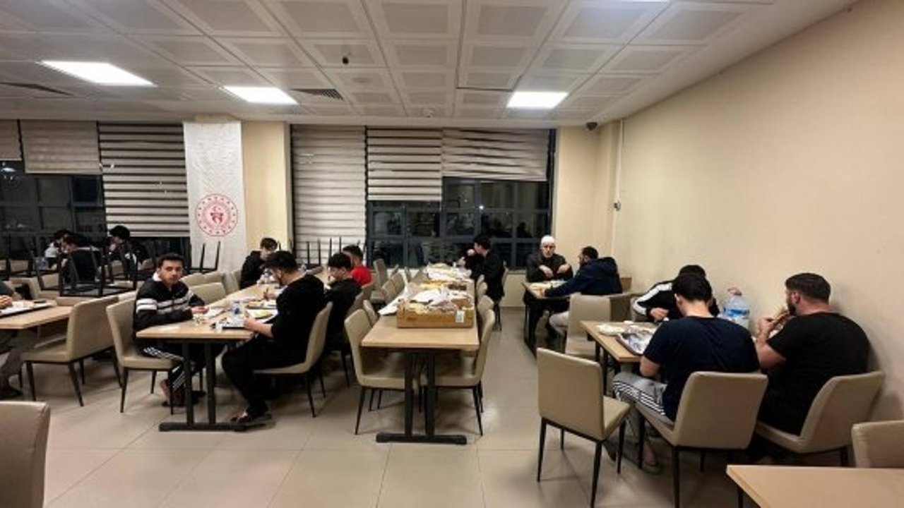 Üniversite öğrencileri sahur ve sabah namazında buluştu