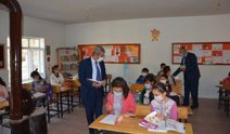 Alaca'daki tüm okulları ziyaret etti