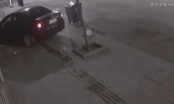 Otomobiliyle iş yerine çarpan sürücü kaçtı