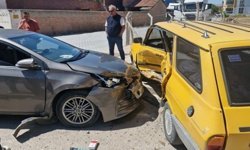 Alaca’da iki otomobil çarpıştı: 3 yaralı