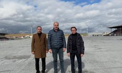 Alaca'da halı saha baştan aşağı yenileniyor