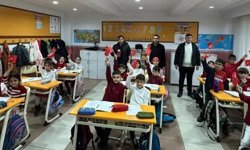 Alaca Ülkü Ocakları'ndan miniklere bayrak