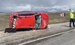 Alaca'da takla atan otomobildeki 3 kişi yaralandı