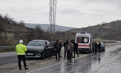 Alaca'daki bu kavşakta kaza: 2 kişi yaralandı