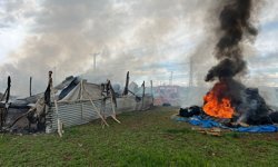 Ağıl ve saman balyaları alev alev yandı