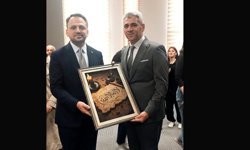 Şahin’den Bakan Yardımcısı Eminoğlu’na anlamlı hediye