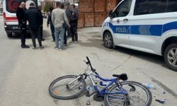 Otomobil bisikletli öğrenciye çarptı