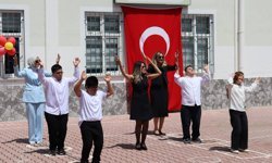Engelleri eğlenerek aştılar: Büyük alkış aldılar