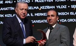 Ödülünü Cumhurbaşkanı Recep Tayyip Erdoğan'ın elinden aldı