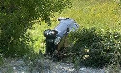 Otomobil menfeze düştü: Baba ve oğlu kazayı ucuz atlattı