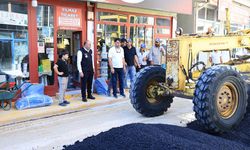 Sıcak asfalt çalışmalarını yerinde inceledi