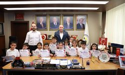 Drama eğitimini tamamlayan çocuklara başarı belgesi