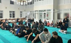 Gençler Camide Buluştu: Namaz, Sohbet ve Dualarla Manevi İklim