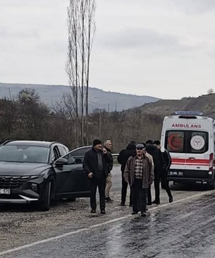 Alaca'daki bu kavşakta kaza: 2 kişi yaralandı