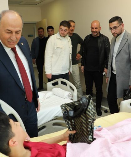 Hastanede tedavi gören çocuklara 23 Nisan ziyareti