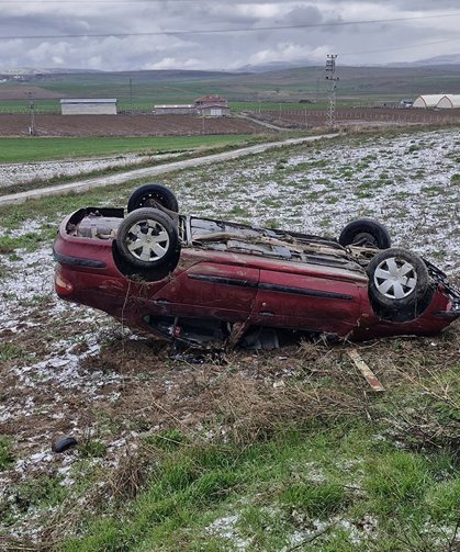 Otomobil şarampole yuvarlandı: 3 kişi yaralandı