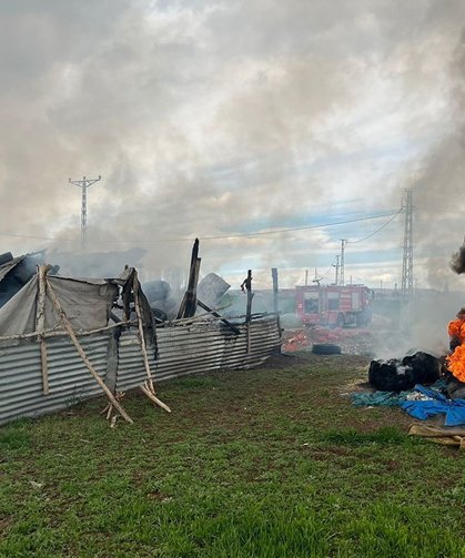 Ağıl ve saman balyaları alev alev yandı