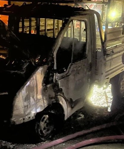 Alaca'da kamyonet yanarak, kullanılmaz hale geldi