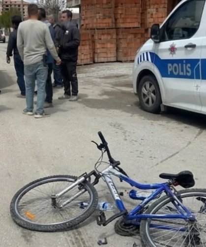 Otomobil bisikletli öğrenciye çarptı