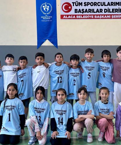Cumhuriyet İlkokulu geleneksel çocuk oyunlarında zirveye çıktı