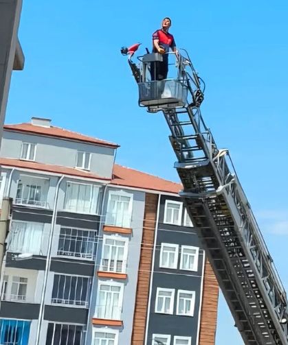 Çatıda mahsur kalan yaralı karga kurtarıldı