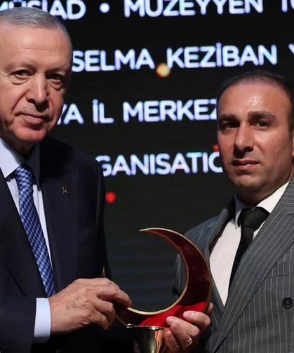 Ödülünü Cumhurbaşkanı Recep Tayyip Erdoğan'ın elinden aldı