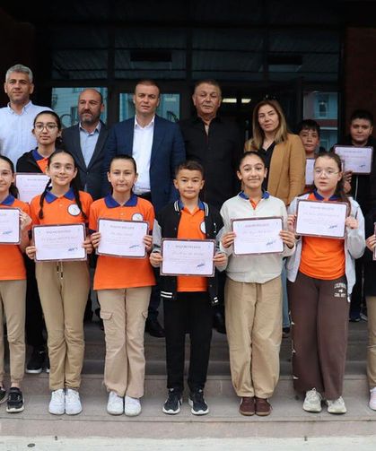Bursluluk sınavında başarı gösteren öğrencilere ödül