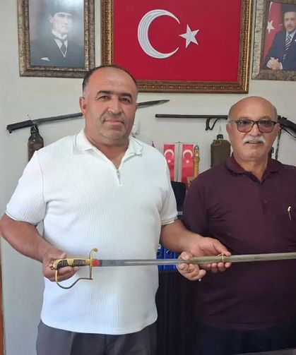 60 yıllık aile yadigarı subay kılıcı derneğe bağışlandı