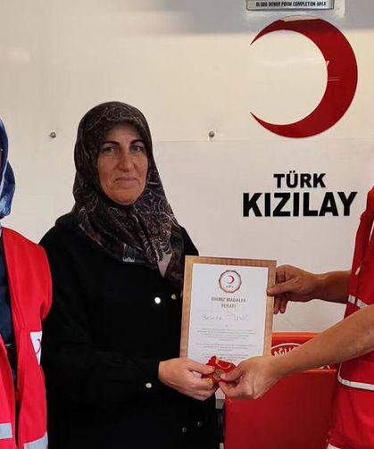 Alaca Kızılay’dan düzenli kan bağışçılarına madalya