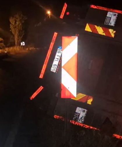 Kamyon şarampole devrildi: Kaza ucuz atlatıldı
