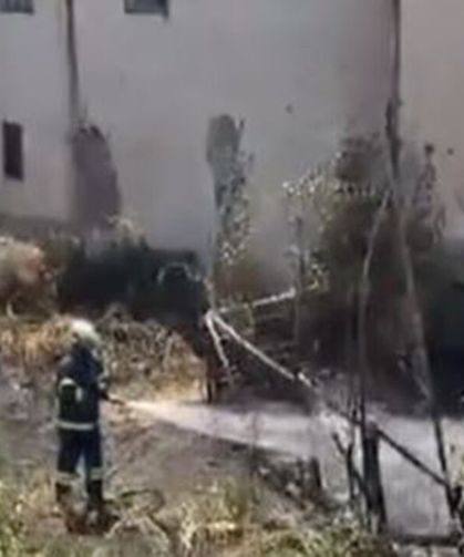 Metruk evin bahçesinde örtü yangını
