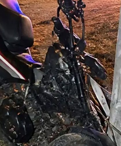 Motosiklet sürücüsü elektrik direğine çarptı