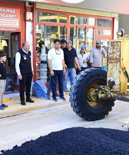 Sıcak asfalt çalışmalarını yerinde inceledi
