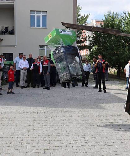 Alaca'da üreticilere yem ezme makinesi desteği