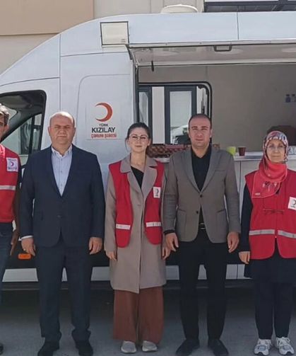 Alaca’ya kayıt için gelen öğrencilere Kızılay’dan ikram