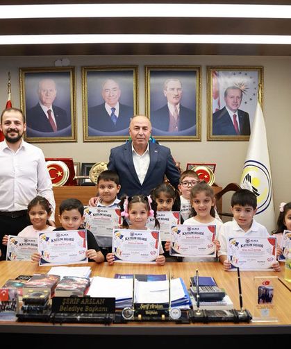 Drama eğitimini tamamlayan çocuklara başarı belgesi